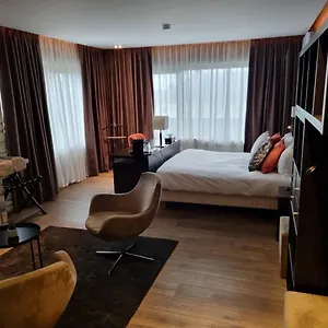 Hotel Skol L'original, Strassen